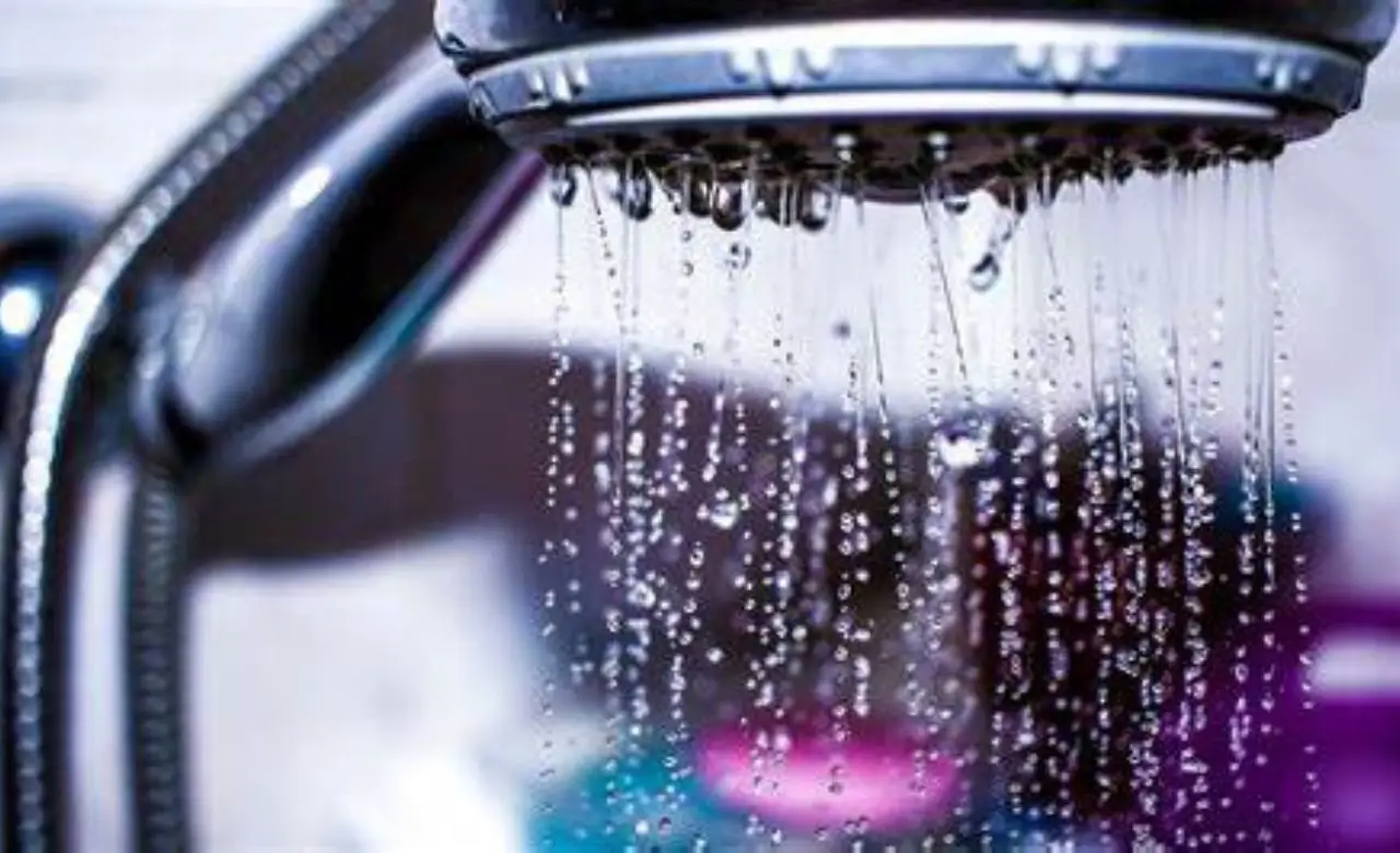 Basta rimedi casalinghi ecco il metodo definitivo per eliminare il calcare dal bagno Immagine selezionata
