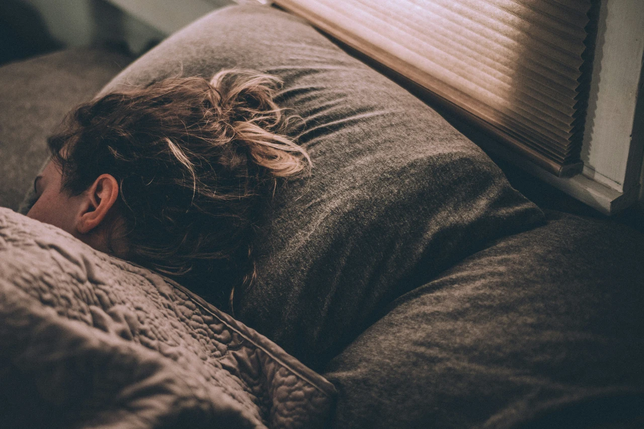 Lavori di notte? La melatonina potrebbe essere la tua arma segreta per proteggere il tuo DNA Immagine selezionata