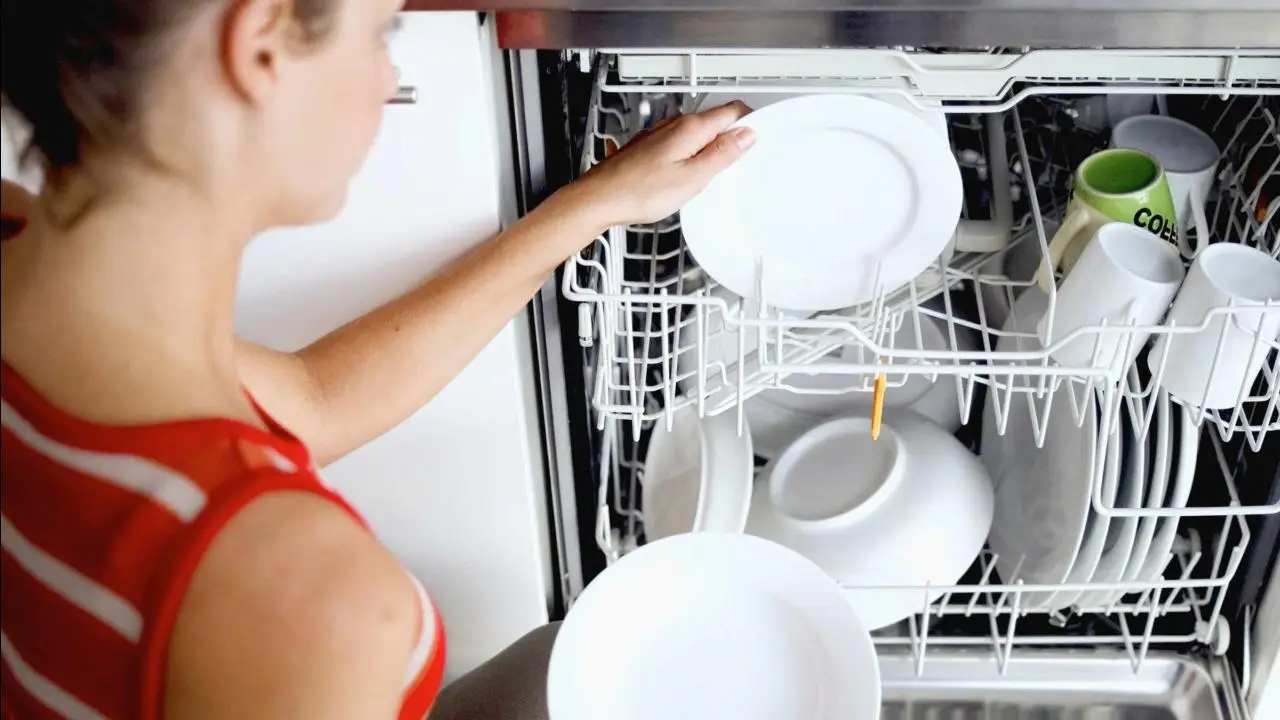 Lavastoviglie, piatti mai davvero puliti? Ecco il rimedio naturale per dire addio alle incrostazioni
