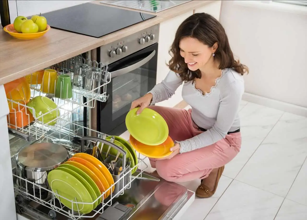 Lavastoviglie, piatti mai davvero puliti? Ecco il rimedio naturale per dire addio alle incrostazioni Immagine selezionata