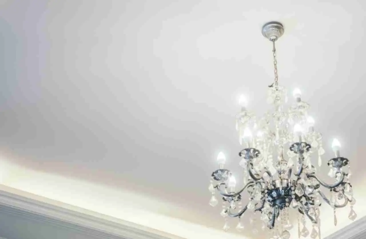 Pulire il soffitto in sicurezza: consigli per proteggere la schiena