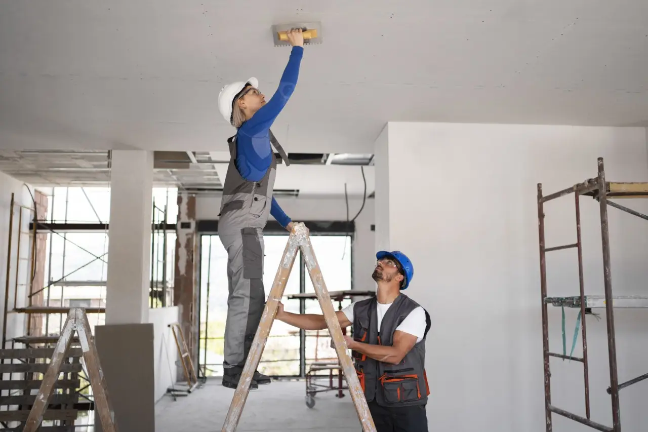 Pulire il soffitto in sicurezza: consigli per proteggere la schiena Pulire il soffitto in sicurezza: consigli per proteggere la schiena