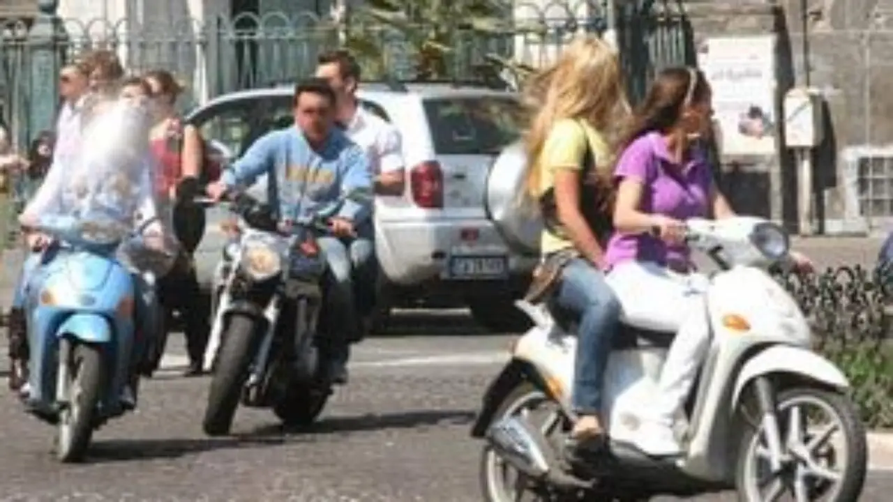 Le nuove norme europee su casco e scooter: cosa cambia per i minorenni nel 2025 Le nuove norme europee su casco e scooter: cosa cambia per i minorenni nel 2025