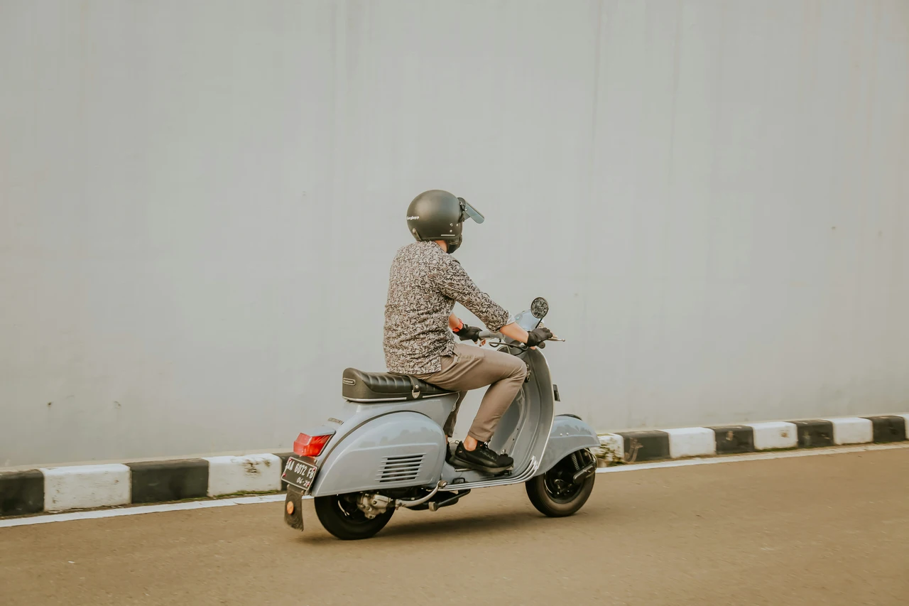 Le nuove norme europee su casco e scooter: cosa cambia per i minorenni nel 2025 Le nuove norme europee su casco e scooter: cosa cambia per i minorenni nel 2025