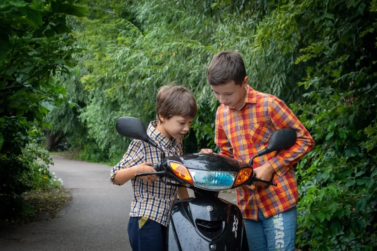 Le nuove norme europee su casco e scooter: cosa cambia per i minorenni nel 2025 Le nuove norme europee su casco e scooter: cosa cambia per i minorenni nel 2025