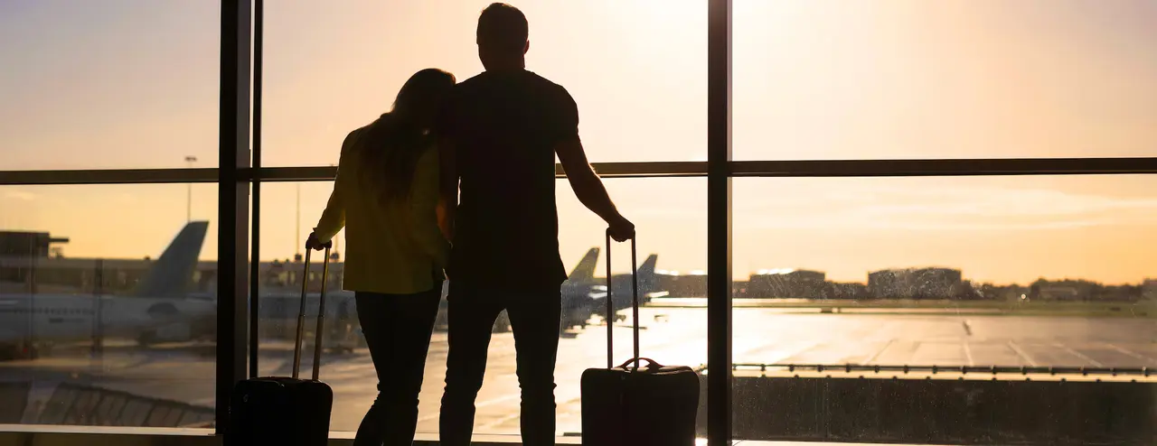 Viaggiare all’estero dopo i 75 anni: consigli dell’esperto per muoversi in sicurezza SC - Anziano in viaggio con valigia