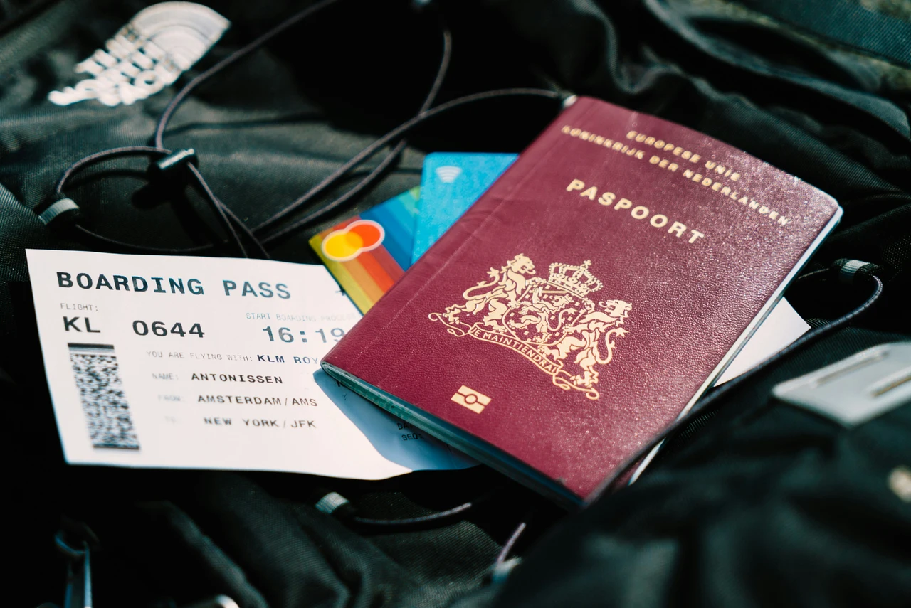 Viaggiare all’estero dopo i 75 anni: consigli dell’esperto per muoversi in sicurezza SC - Anziano in viaggio con valigia